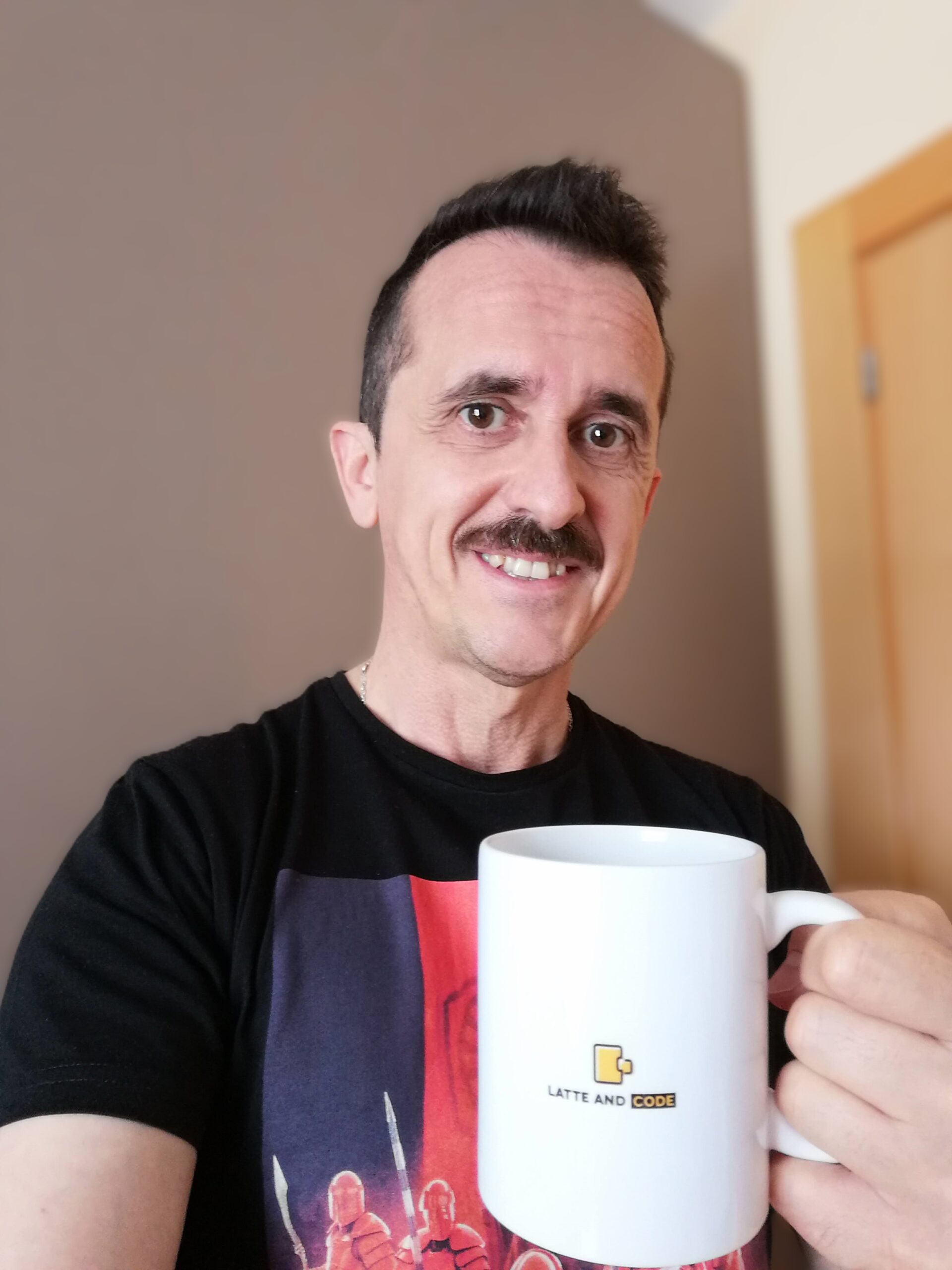 Juan con taza de café