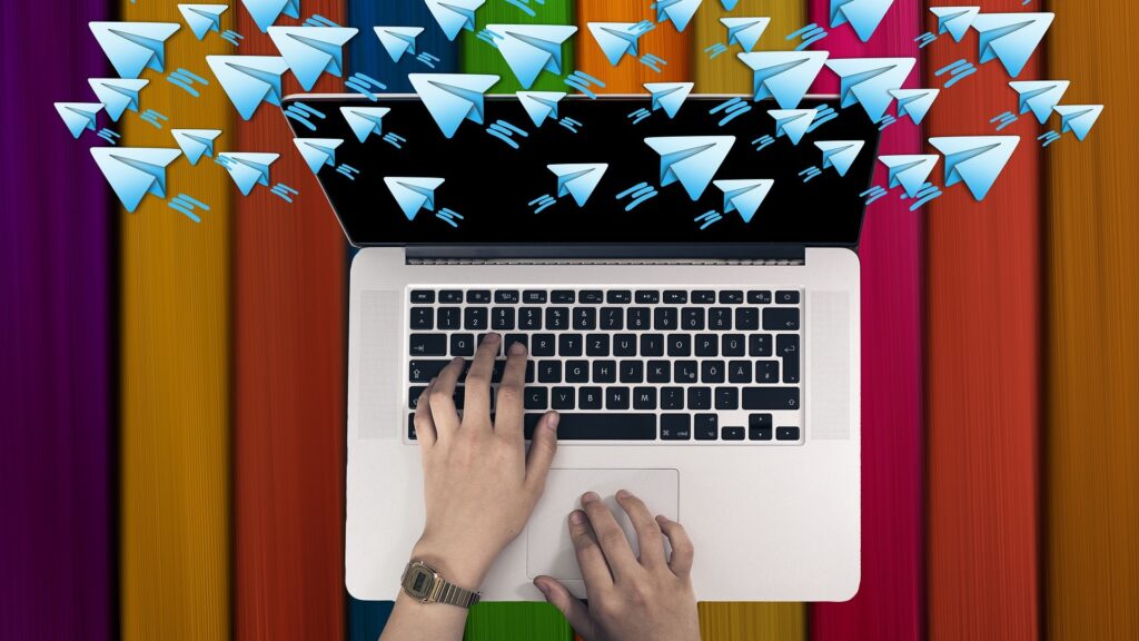 Ilustración de laptop enviando mensajes
