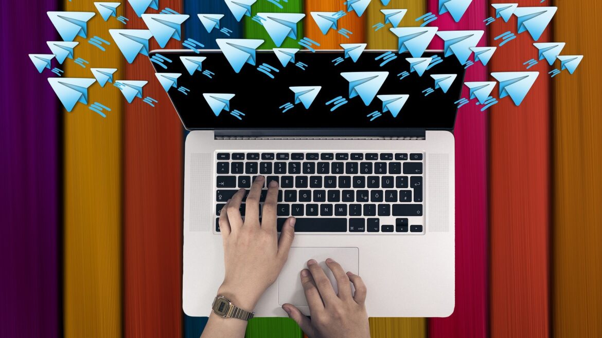 Ilustración de laptop enviando mensajes